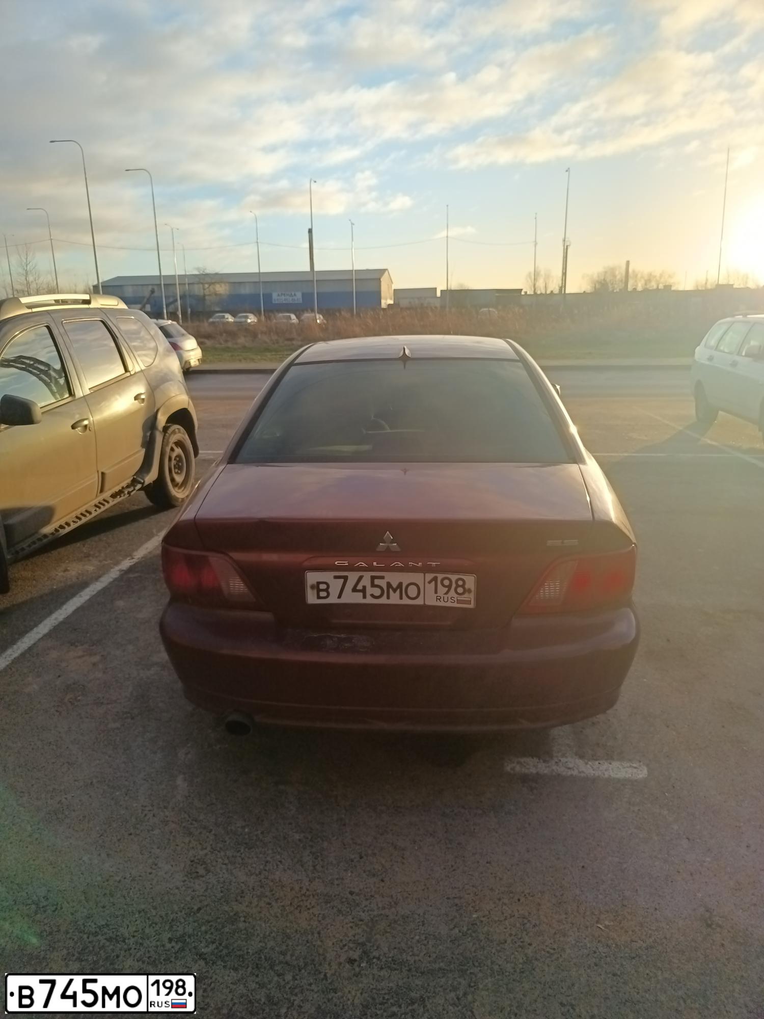 Фото автомобиля MITSUBISHI GALANT, 2003 — госномер В745МО198. Цвет: ВИШНЕВЫЙ