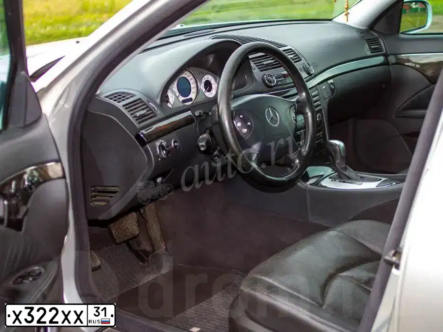 Фото автомобиля MERCEDES E-KLASSE, 2003 — госномер Т155УМ55. Цвет: Серебристый