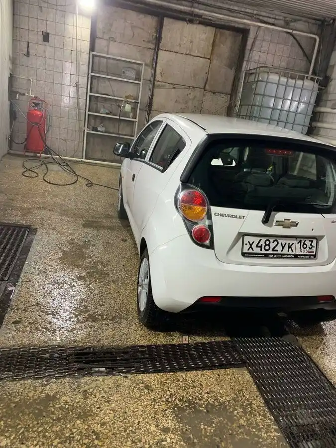 Фото автомобиля CHEVROLET SPARK, 2011 — госномер К006РМ164. Цвет: Белый