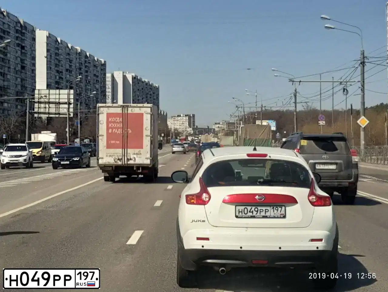 Фото автомобиля NISSAN JUKE, 2011 — госномер Н049РР197. Цвет: БЕЛЫЙ