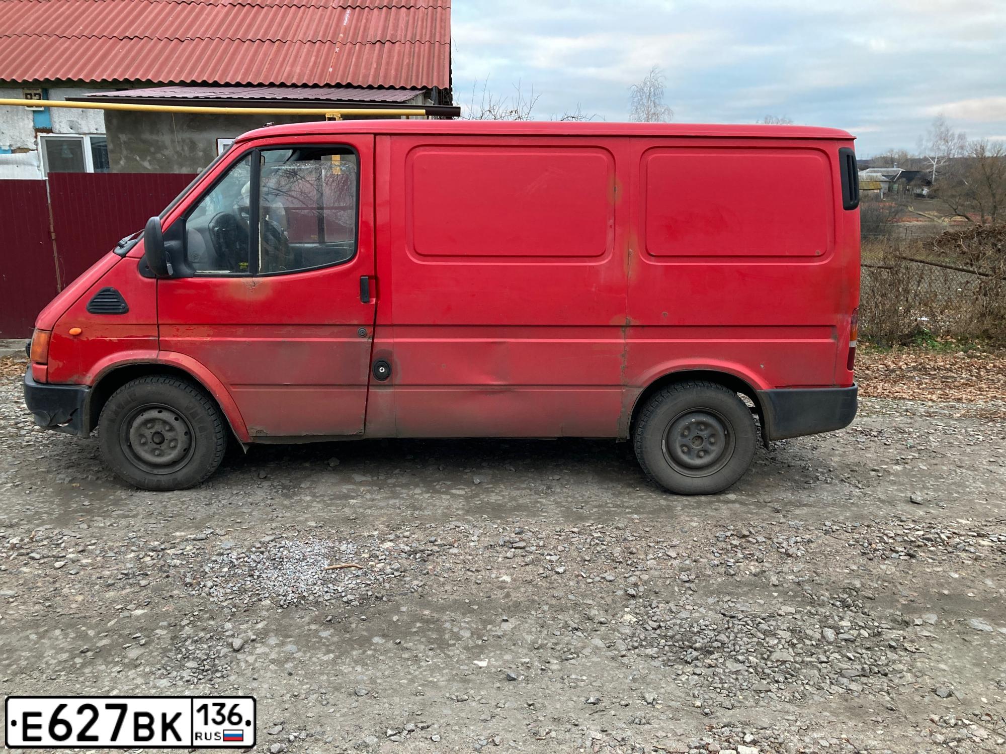 Фото автомобиля FORD TRANSIT, 1998 — госномер Е627ВК136. Цвет: Красный