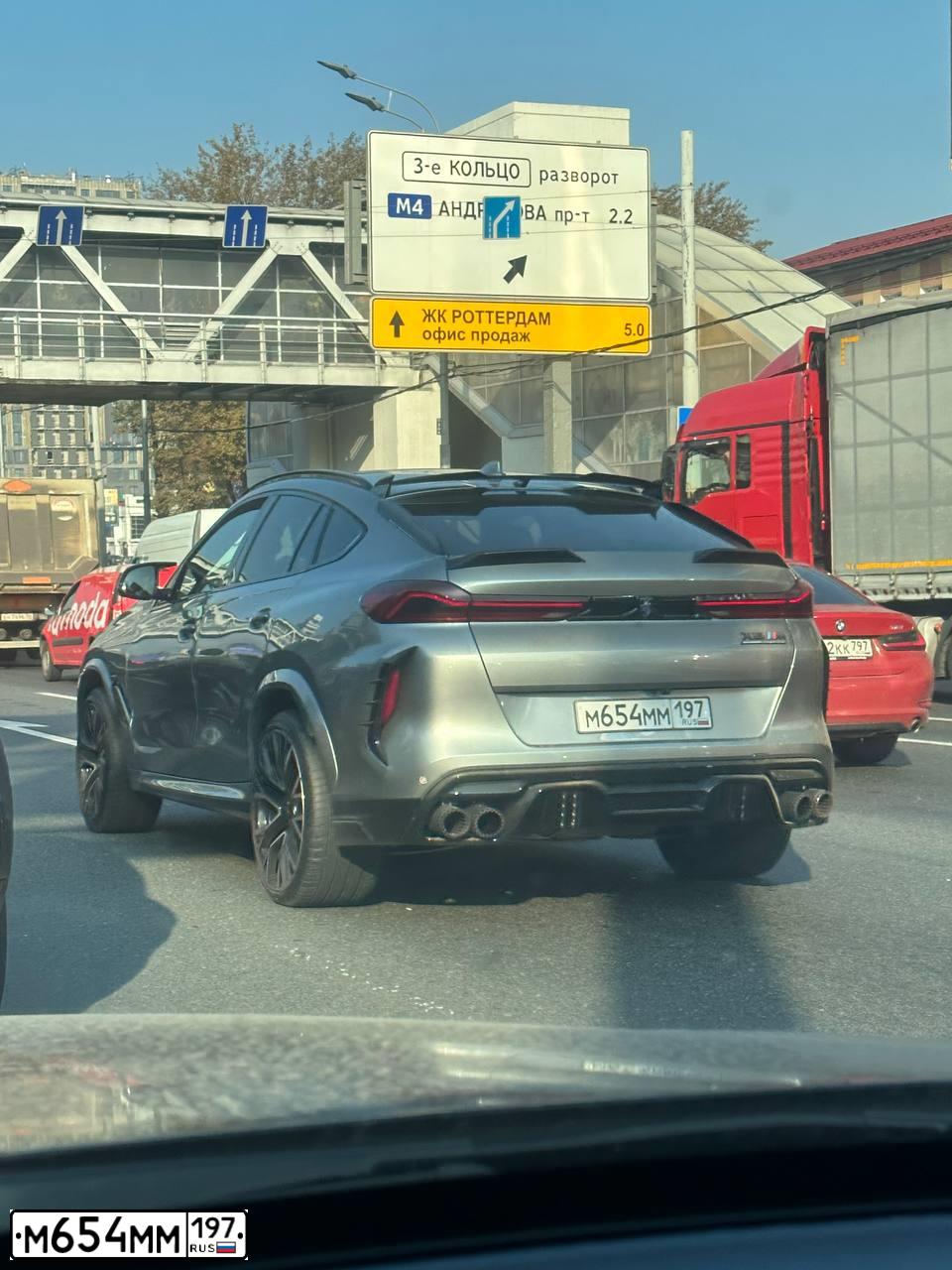 Фото автомобиля BMW X6, 2015 — госномер У421АА977. Цвет: Белый