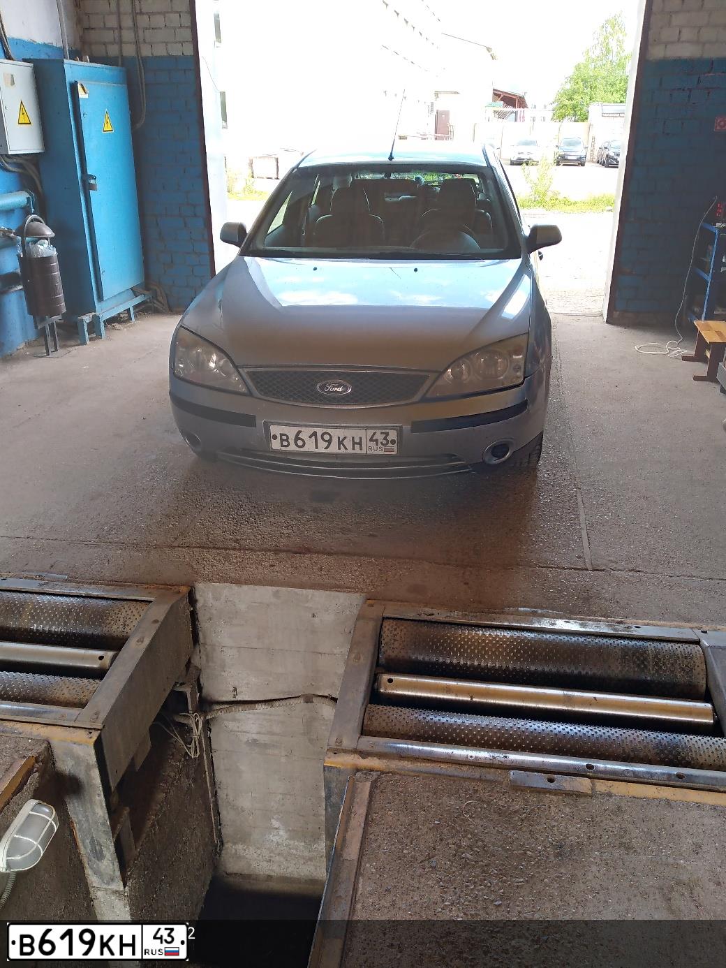 Фото автомобиля FORD MONDEO, 2002 — госномер С207ТМ43. Цвет: Серебристый