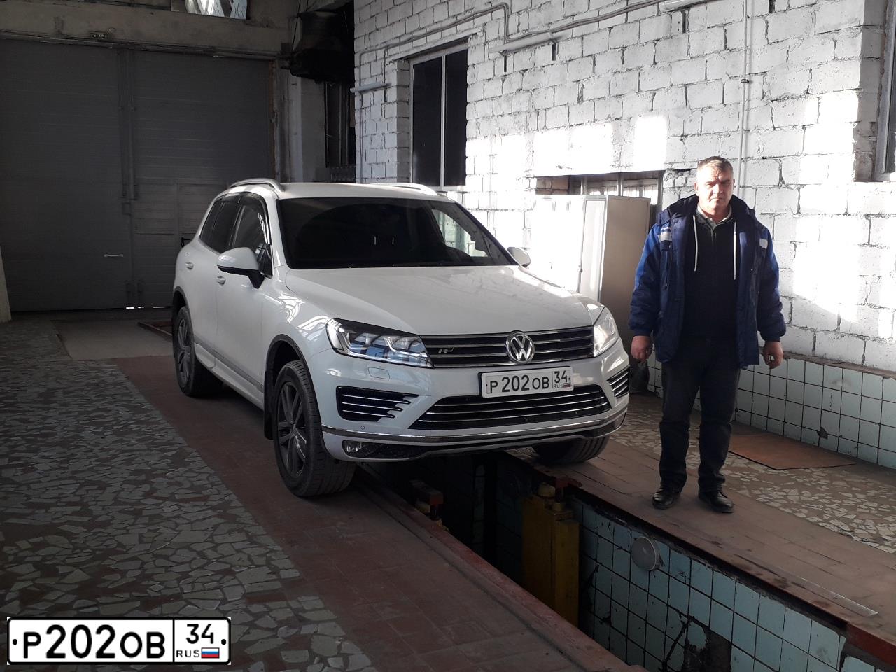 Фото автомобиля VOLKSWAGEN TOUAREG, 2010 — госномер Н604ВН134. Цвет: Коричневый