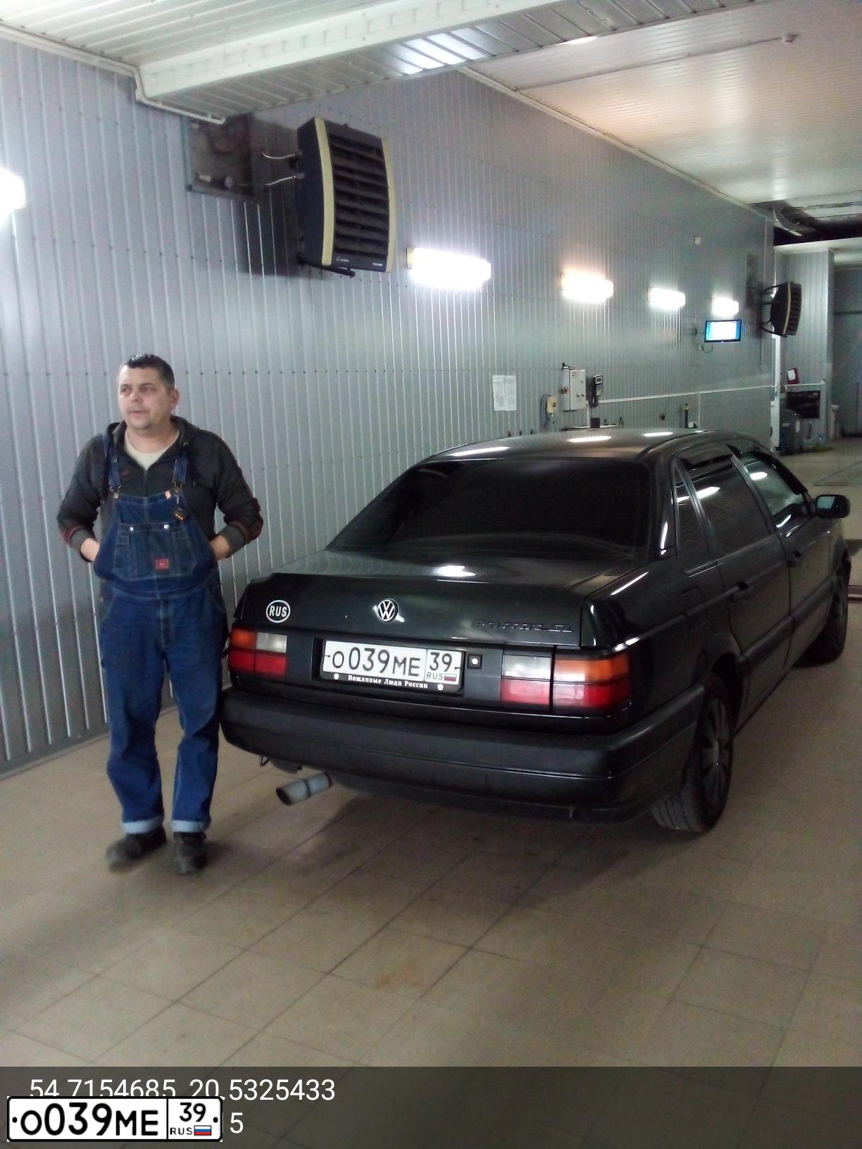 Фото автомобиля VOLKSWAGEN GOLF, 1995 — госномер О039МЕ39. Цвет: синий