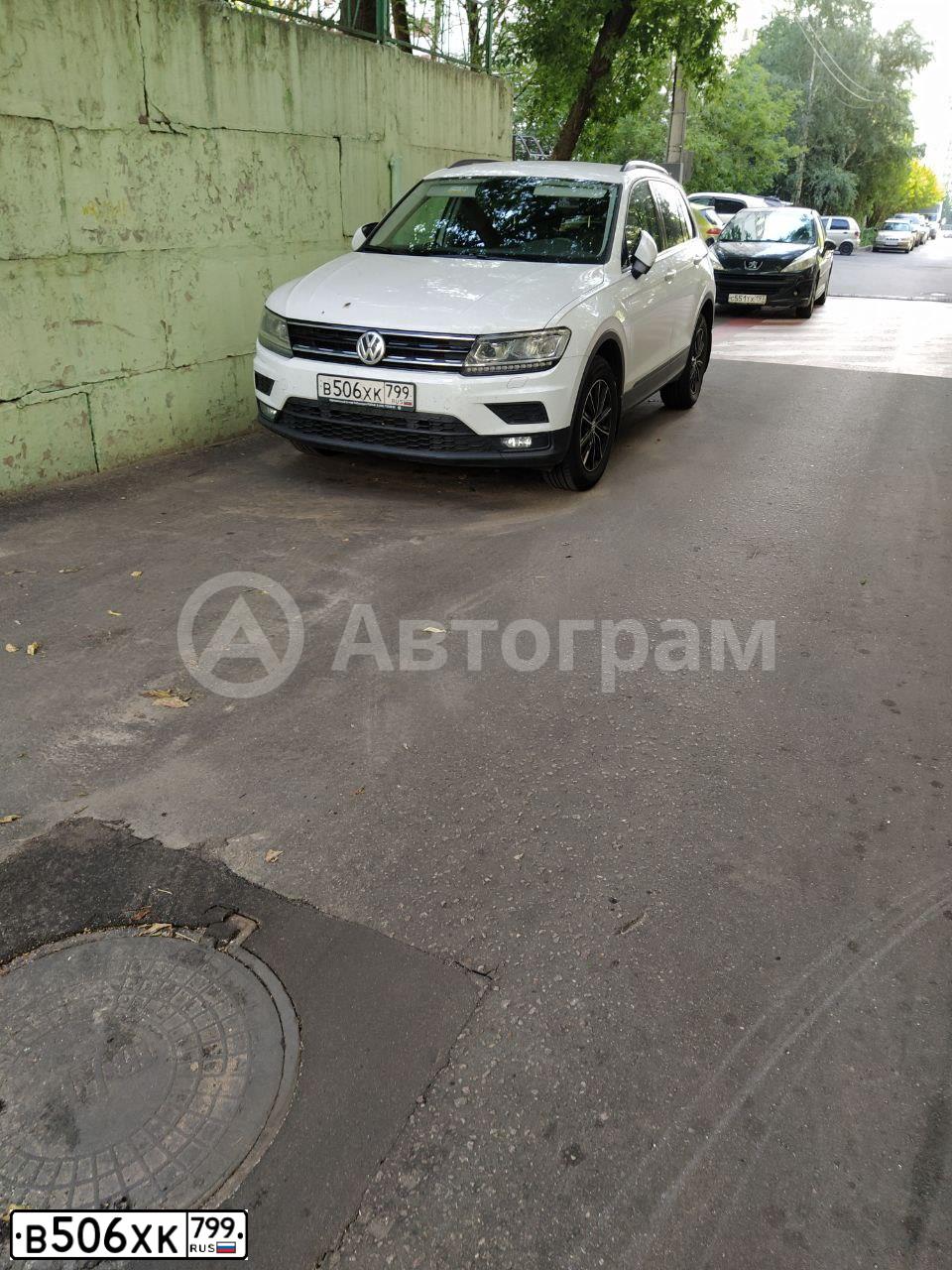 Фото автомобиля VOLKSWAGEN TIGUAN, 2020 — госномер В506ХК799. Цвет: Белый