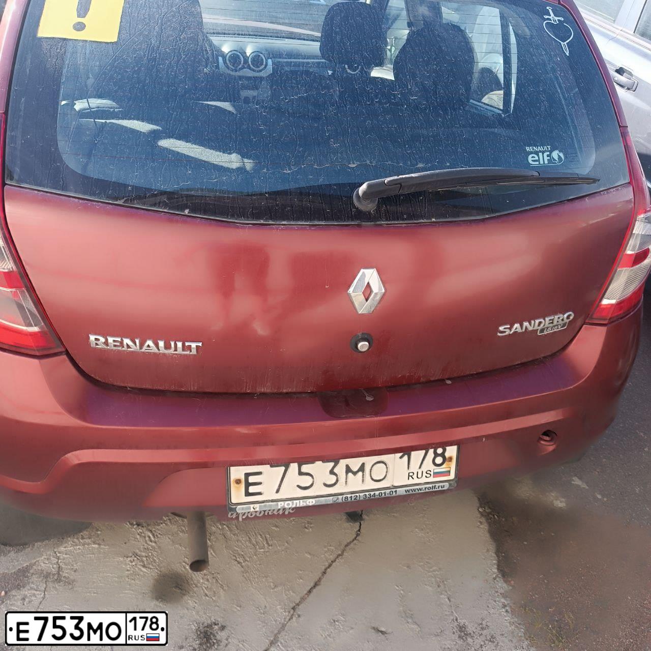 Фото автомобиля RENAULT SANDERO, 2011 — госномер Е753МО178. Цвет: Красный