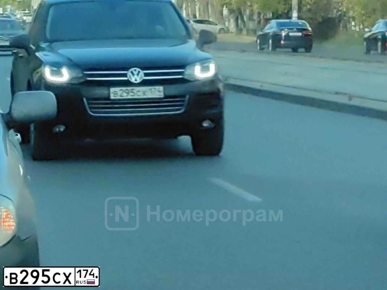 Фото автомобиля VOLKSWAGEN TOUAREG, 2013 — госномер В295СХ174. Цвет: ЧЕРНЫЙ