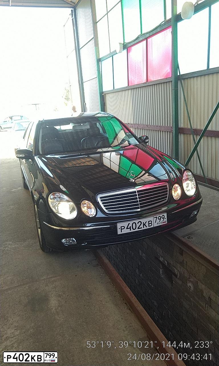 Фото автомобиля MERCEDES E-KLASSE, 2003 — госномер Р402КВ799. Цвет: ЧЕРНО-ЗЕЛЕНЫЙ