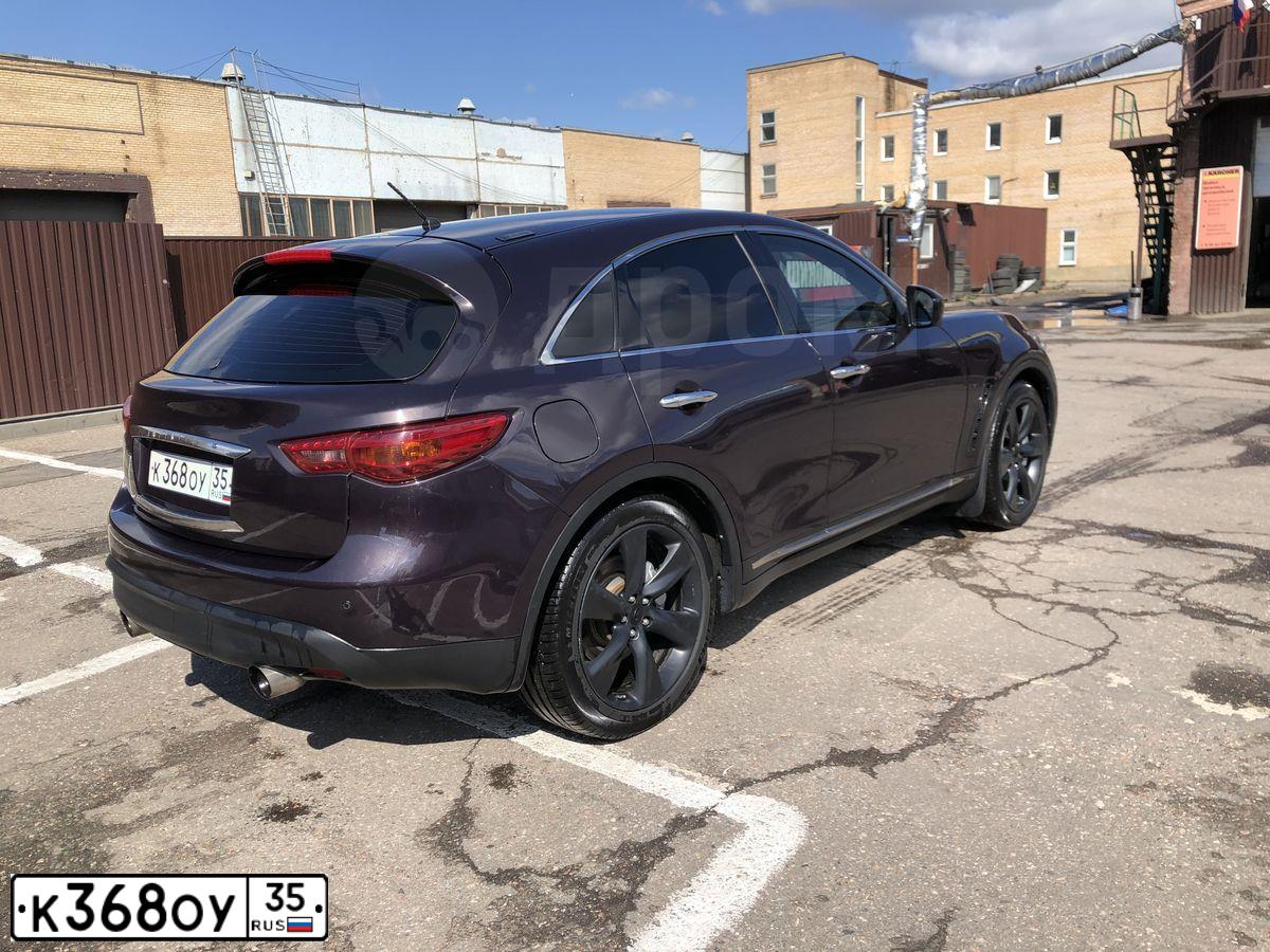 Фото автомобиля INFINITI QX70 /FX/, 2013 — госномер Р741АМ797. Цвет: Коричневый