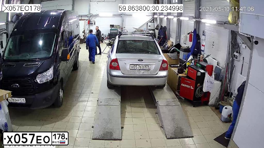 Фото автомобиля FORD FOCUS, 2005 — госномер Е869ВХ147. Цвет: Серебристый