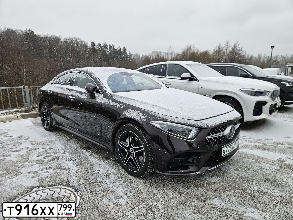 Фото автомобиля MERCEDES-BENZ CLS-CLASS, 2018 — госномер Е611КА180. Цвет: ЧЕРНО-КРАСНЫЙ