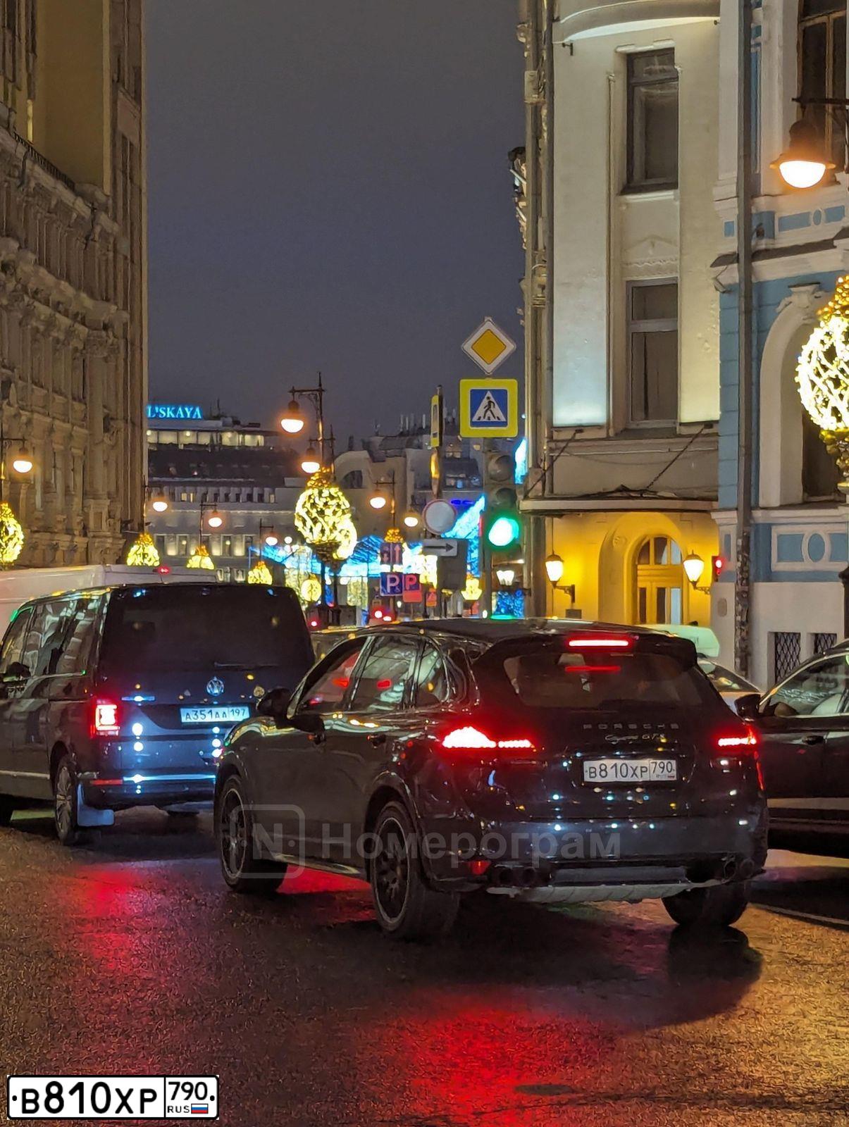 Фото автомобиля PORSCHE CAYENNE, 2012 — госномер В810ХР790. Цвет: ЧЕРНЫЙ