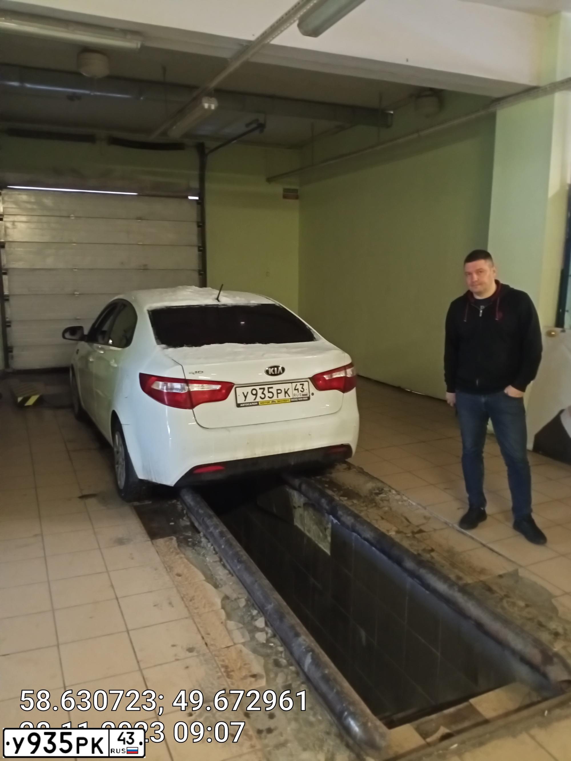 Фото автомобиля KIA RIO, 2014 — госномер В823УР43. Цвет: Белый