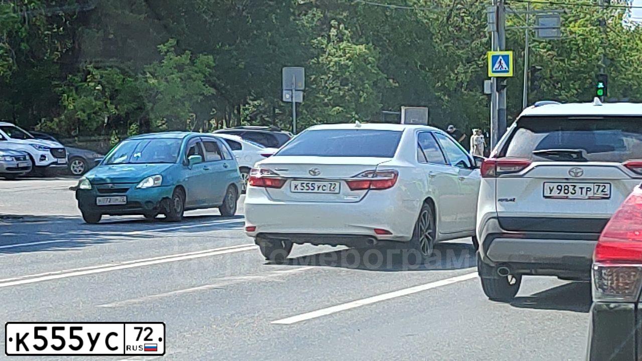 Фото автомобиля TOYOTA CAMRY, 2017 — госномер К542ОЕ45. Цвет: БЕЛЫЙ ПЕРЛАМУТР