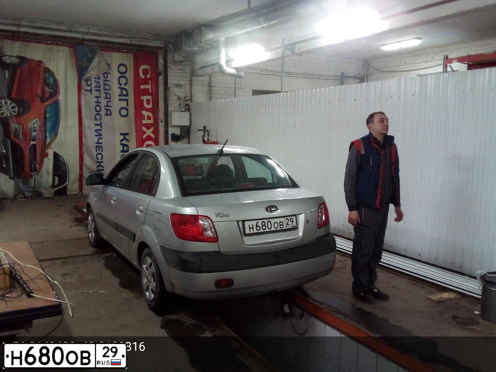 Фото автомобиля KIA RIO, 2009 — госномер Н680ОВ29. Цвет: серебристый