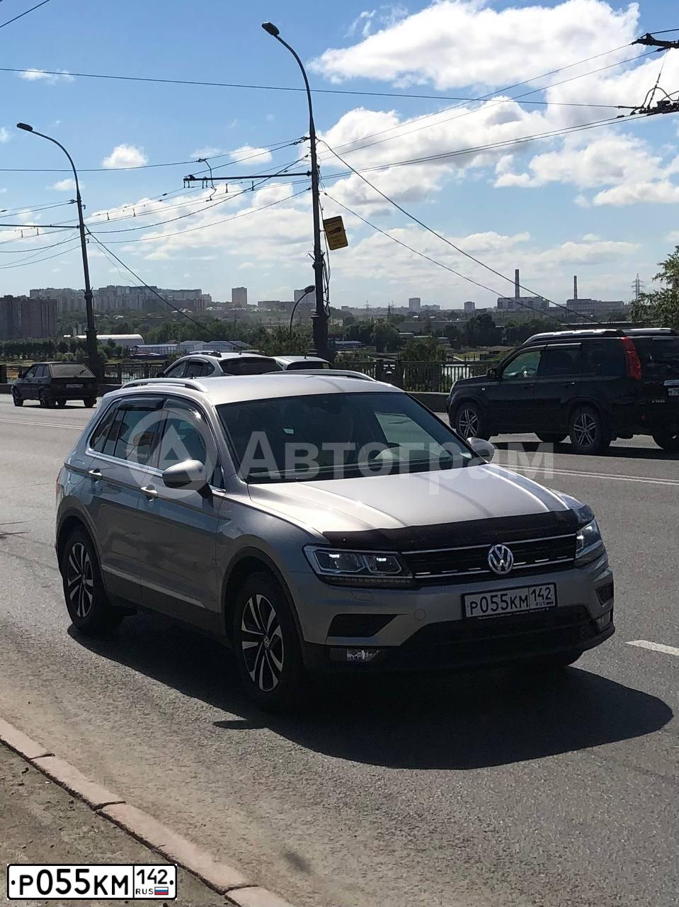 Фото автомобиля VOLKSWAGEN TIGUAN, 2019 — госномер Р055КМ142. Цвет: СЕРЕБРИСТЫЙ