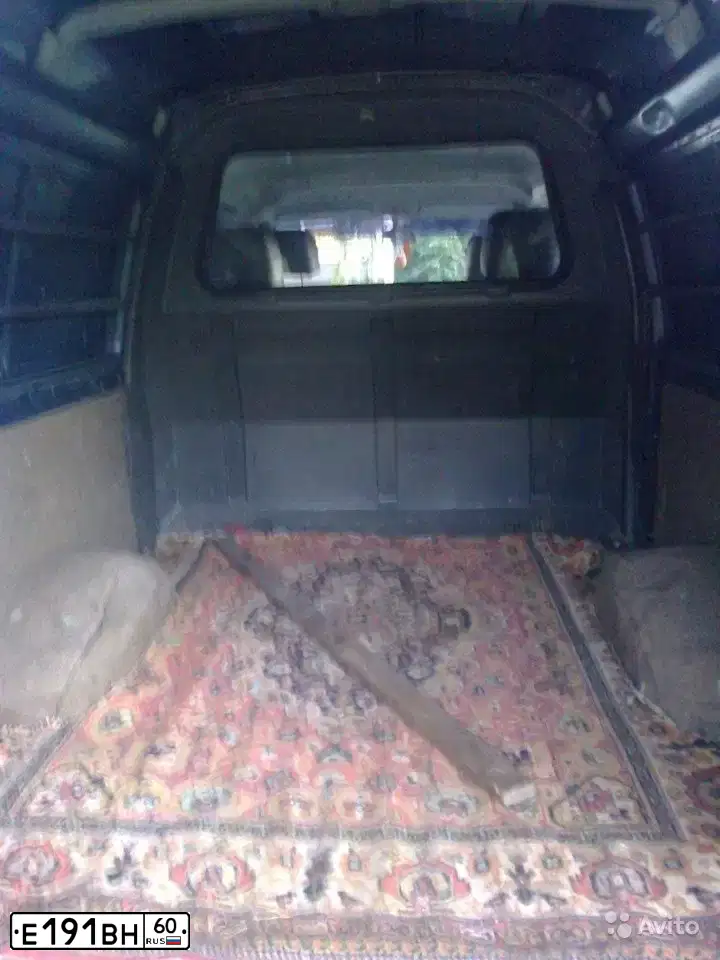 Фото автомобиля HYUNDAI H 1/H 100/STAREX, 1996 — госномер Е191ВН60. Цвет: СИНИЙ