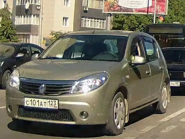 Фото автомобиля RENAULT SANDERO, 2011 — госномер Н035ВТ323