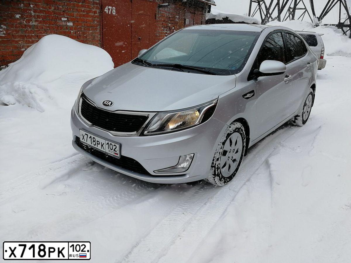 Фото автомобиля KIA RIO, 2013 — госномер Р126МН154. Цвет: СЕРЕБРИСТЫЙ
