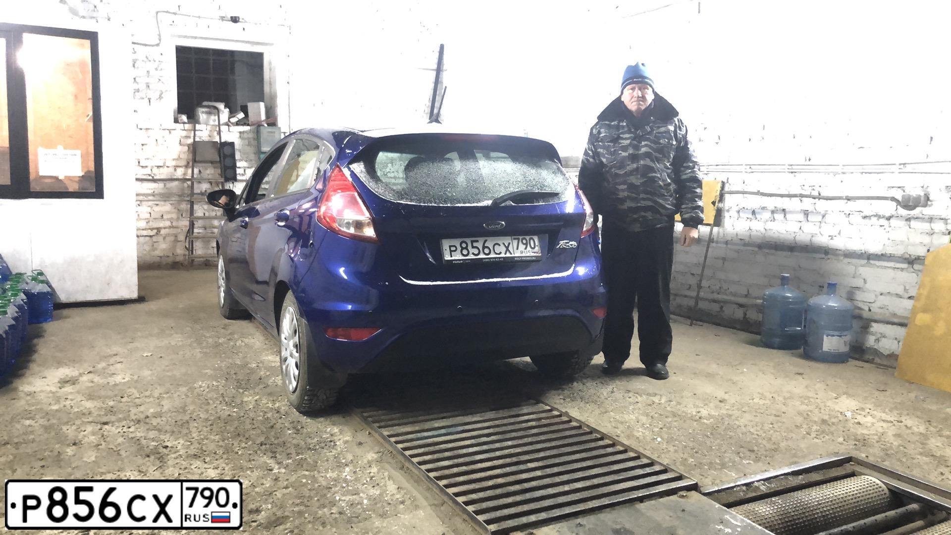Фото автомобиля FORD FIESTA, 2017 — госномер О152МВ790. Цвет: синий
