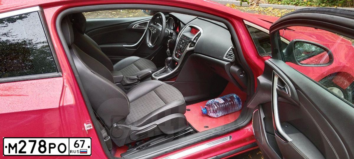 Фото автомобиля OPEL ASTRA, 2013 — госномер М221АМ53. Цвет: Красный