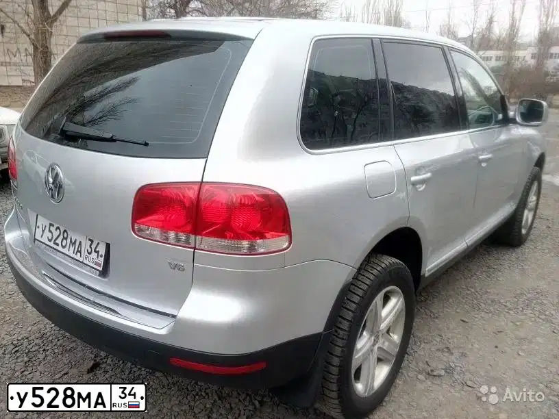 Фото автомобиля VOLKSWAGEN TOUAREG, 2005 — госномер У528МА34. Цвет: серебристый