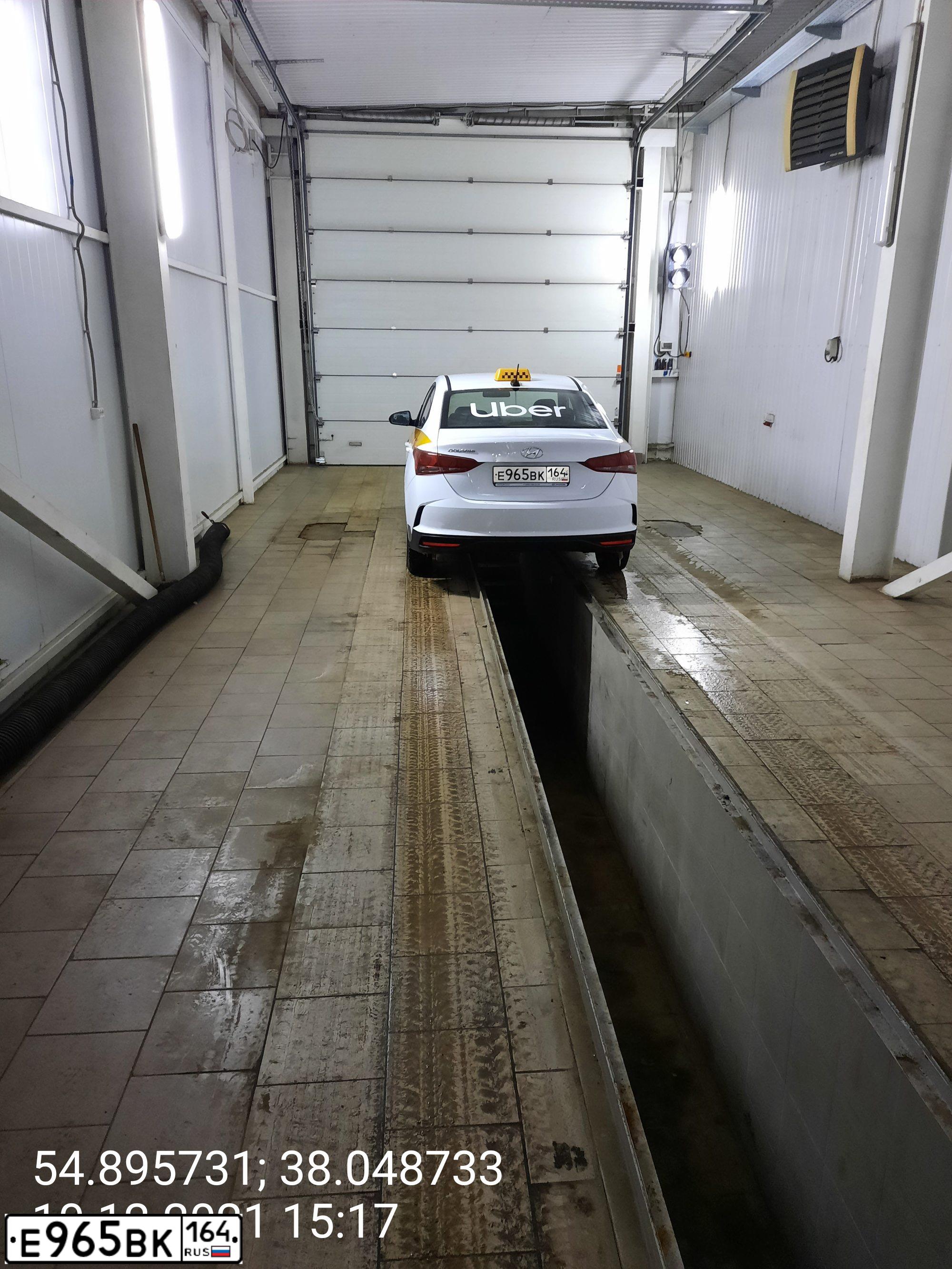 Фото автомобиля HYUNDAI SOLARIS, 2020 — госномер О367ХС790. Цвет: белый желтый серый