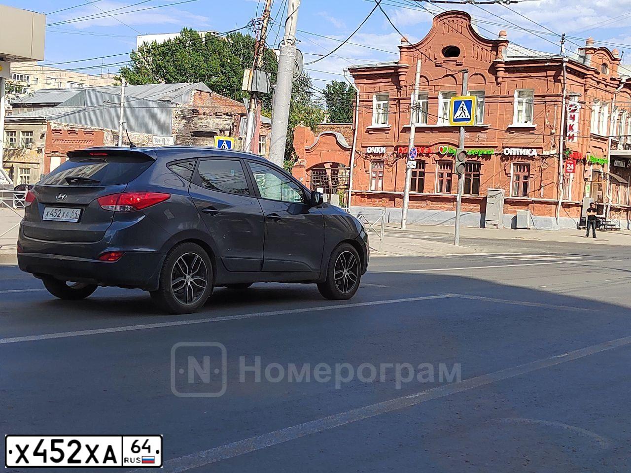 Фото автомобиля HYUNDAI IX35, 2010 — госномер Х452ХА64. Цвет: ТЕМНО СЕРЫЙ