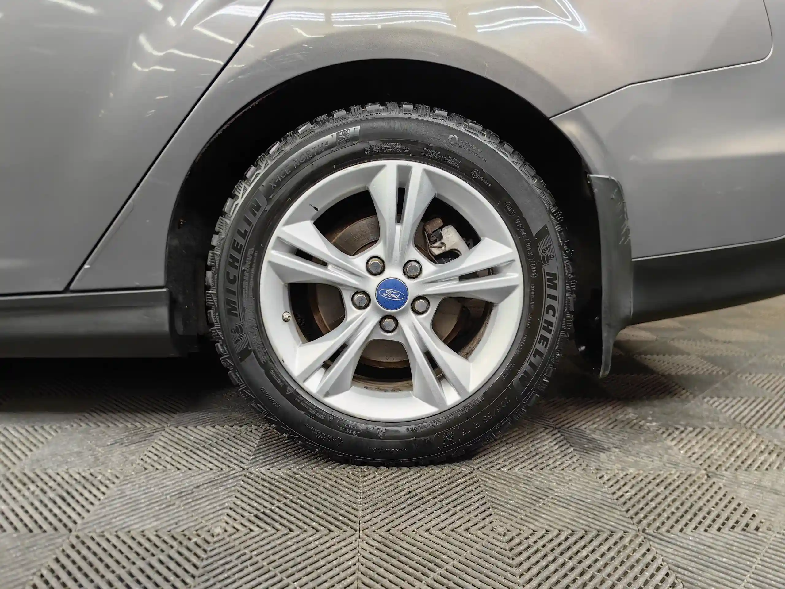 Фото автомобиля FORD FOCUS, 2013 — госномер В068ЕР181. Цвет: СЕРО-КОРИЧНЕВЫЙ