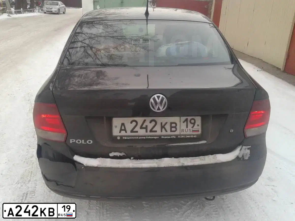 Фото автомобиля VOLKSWAGEN POLO, 2013 — госномер А242КВ19. Цвет: Белый