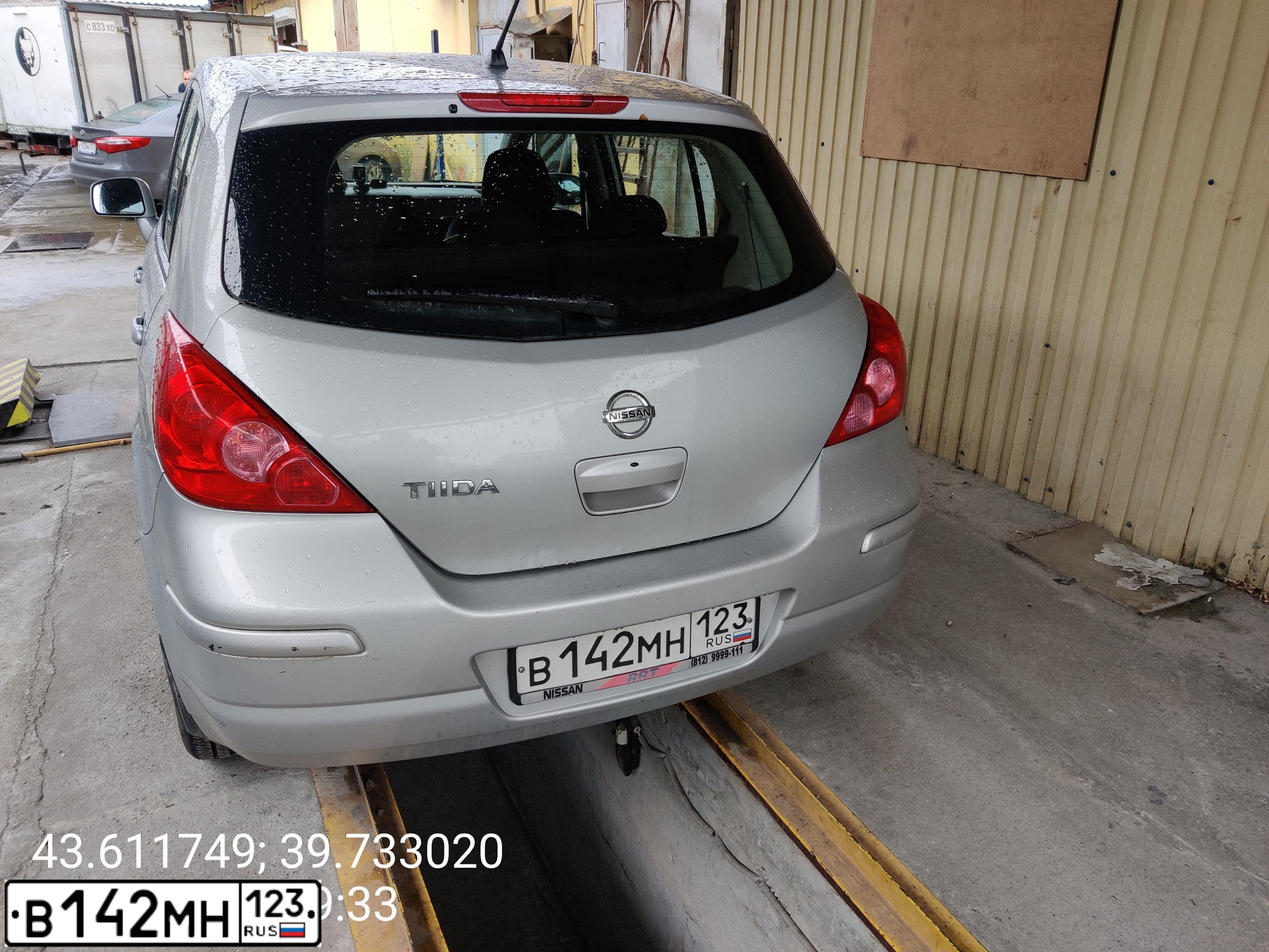 Фото автомобиля NISSAN TIIDA, 2011 — госномер В142МН123. Цвет: СЕРЕБРИСТЫЙ