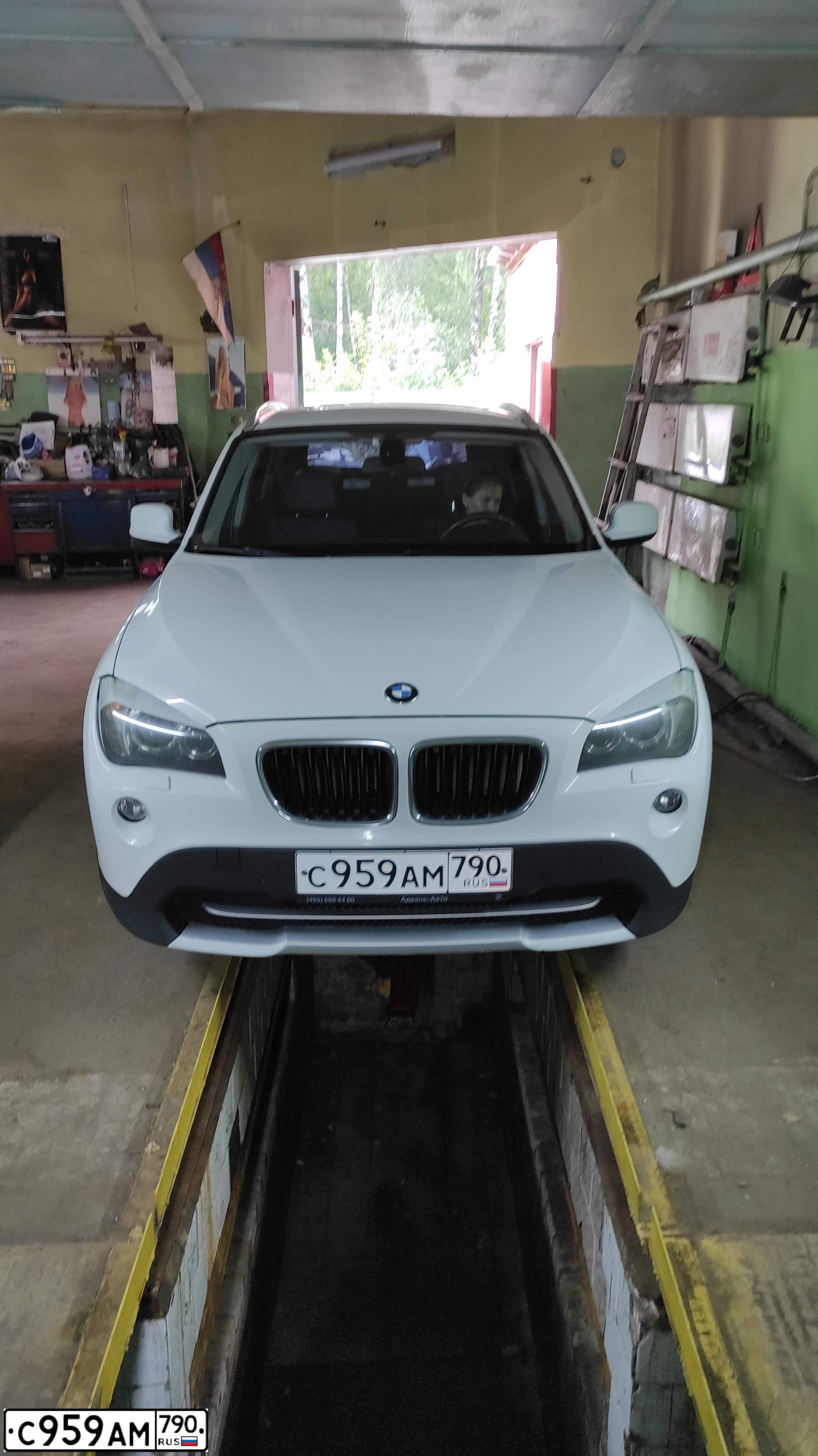 Фото автомобиля BMW X1, 2011 — госномер С959АМ790. Цвет: Белый