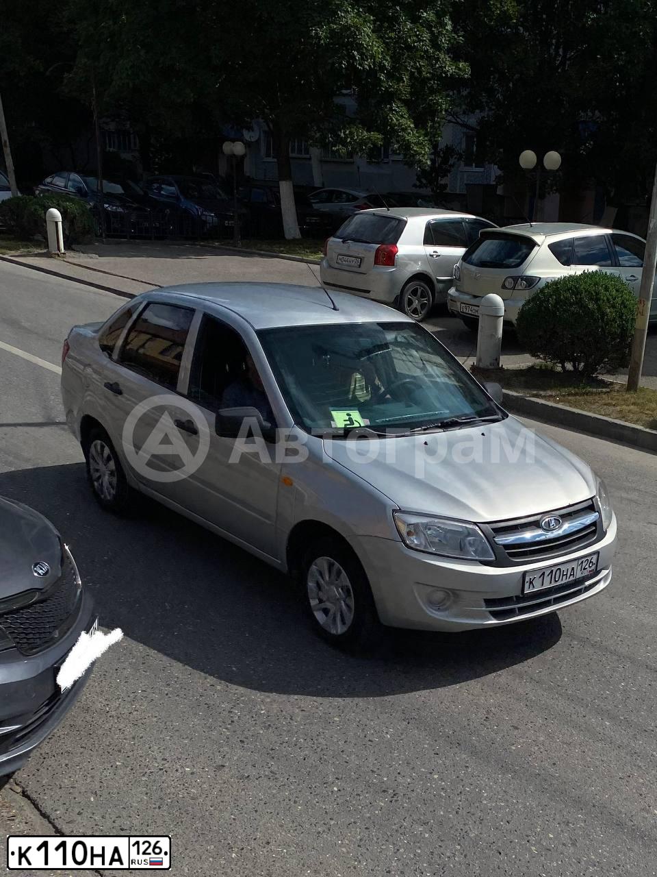 Фото автомобиля LADA 2190 GRANTA, 2012 — госномер К110НА126. Цвет: Серебристый