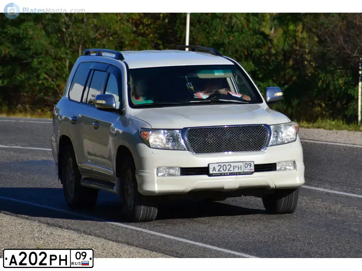 Фото автомобиля TOYOTA LANDCRUISER 200, 2008 — госномер В832НХ09. Цвет: Белый