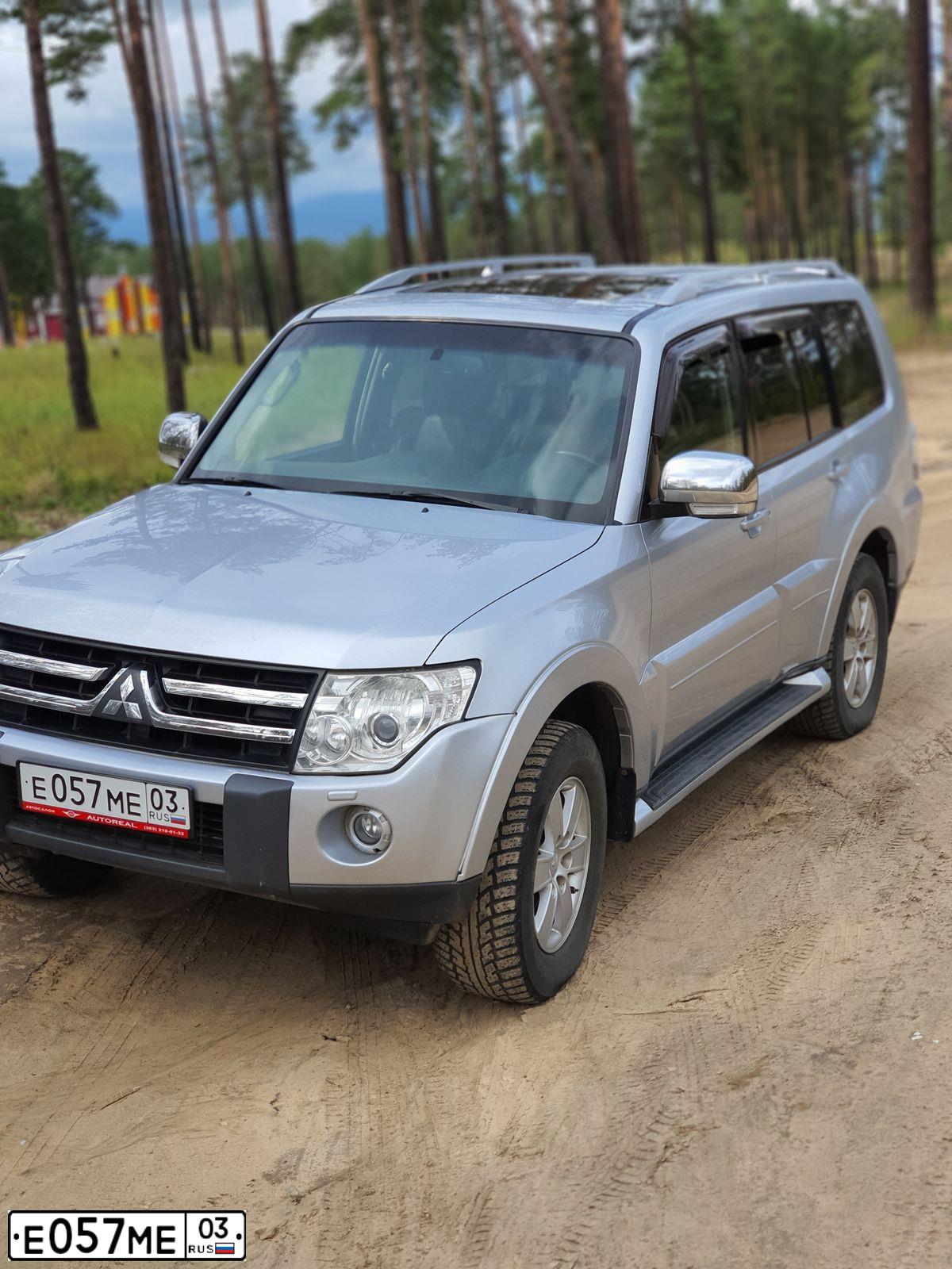 Фото автомобиля MITSUBISHI PAJERO, 2008 — госномер Е057МЕ03. Цвет: Серебристый