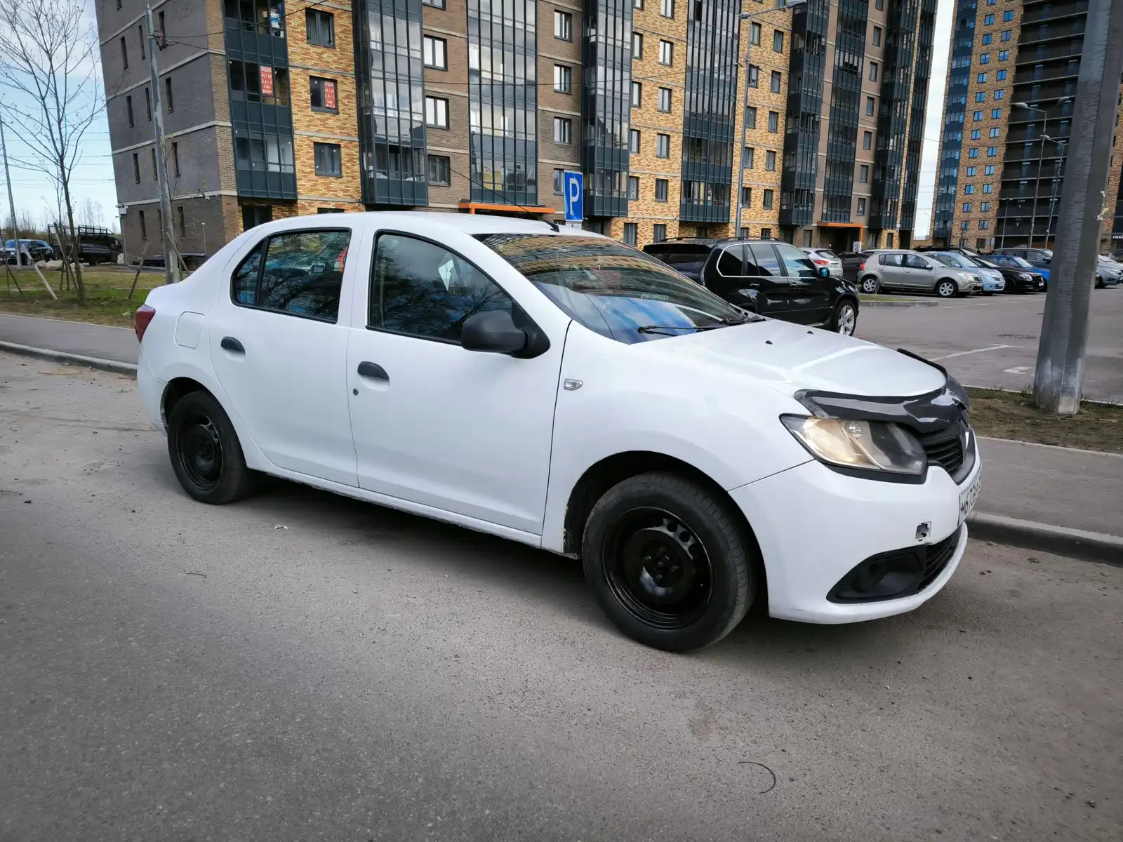 Фото автомобиля RENAULT LOGAN, 2016 — госномер М673ВР198. Цвет: Белый