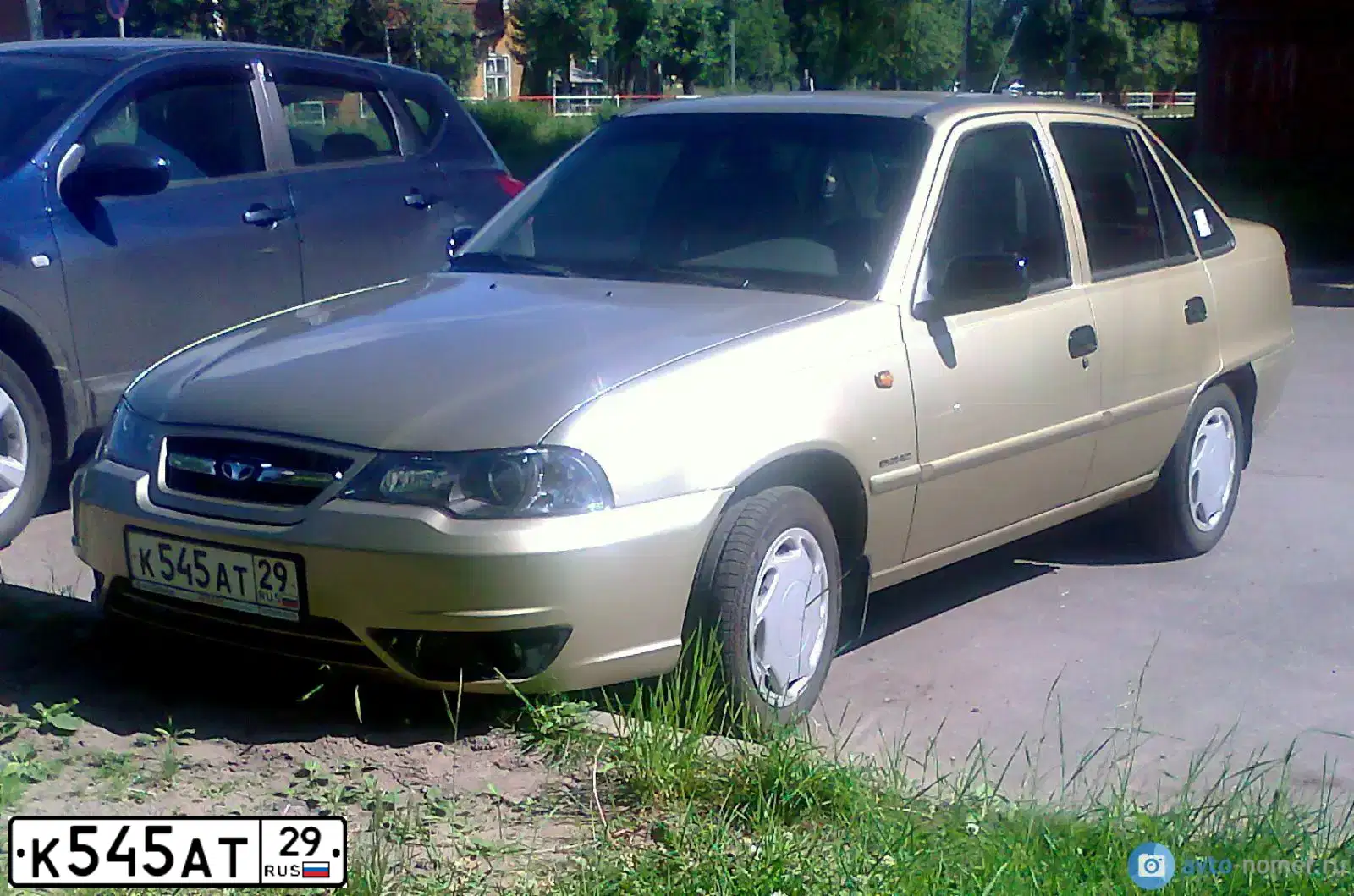 Фото автомобиля DAEWOO NEXIA, 2011 — госномер О563РУ47. Цвет: ПЕСОЧНЫЙ
