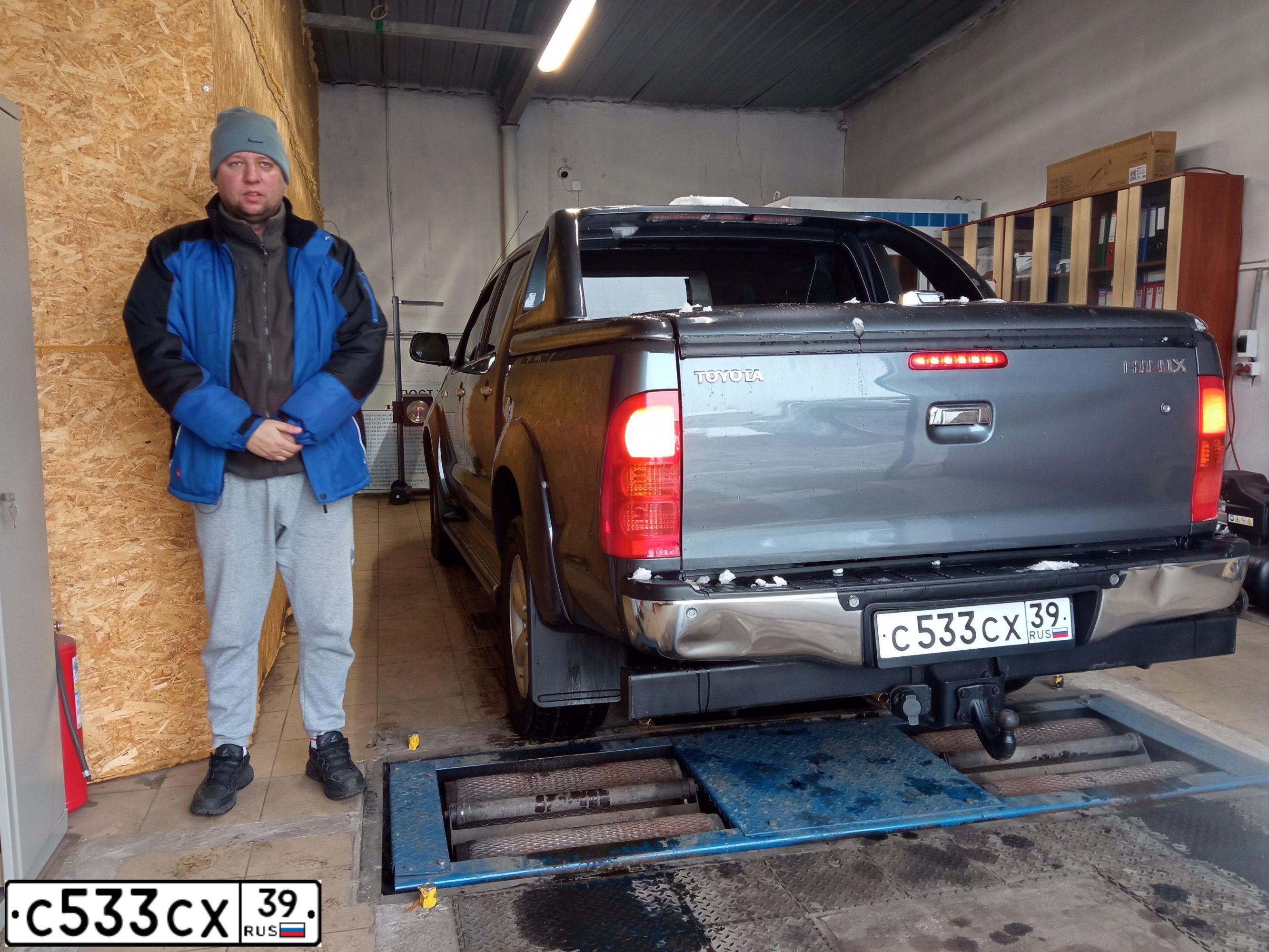 Фото автомобиля TOYOTA HILUX, 2010 — госномер С533СХ39. Цвет: СЕРЫЙ