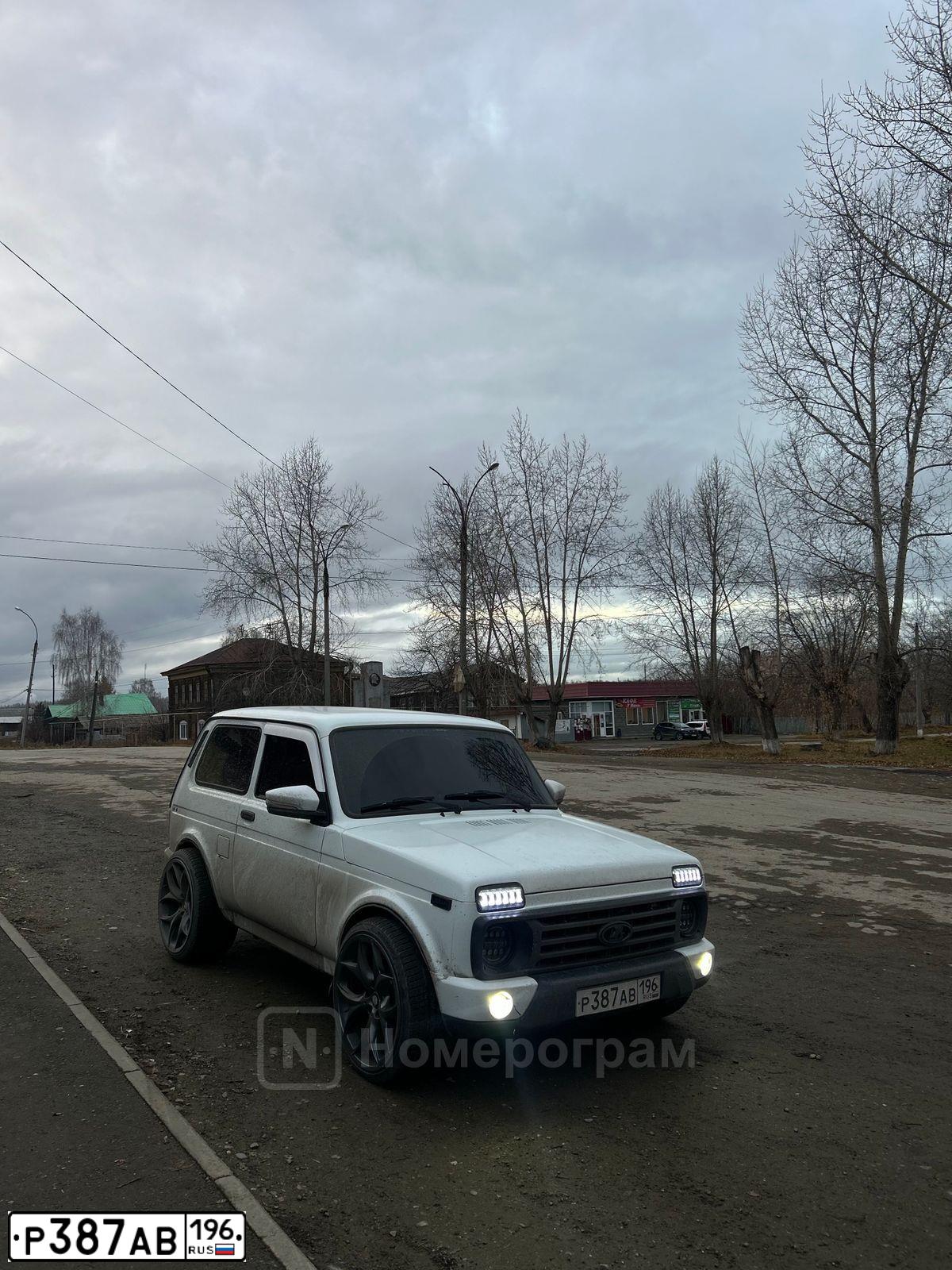 Фото автомобиля LADA 2121 NIVA, 2011 — госномер Р387АВ196. Цвет: Белый