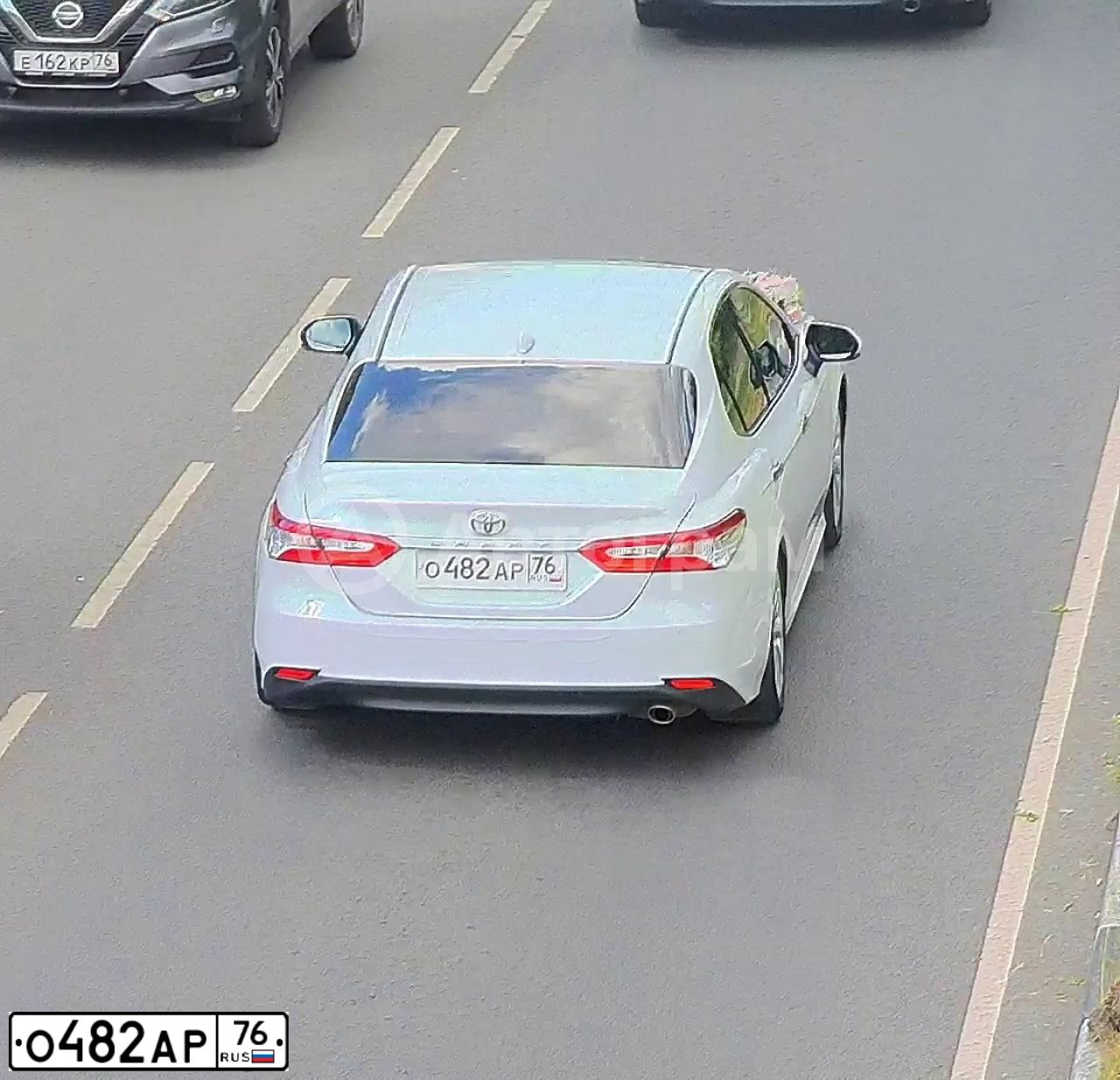 Фото автомобиля TOYOTA CAMRY, 2019 — госномер М386МС76. Цвет: БЕЛЫЙ