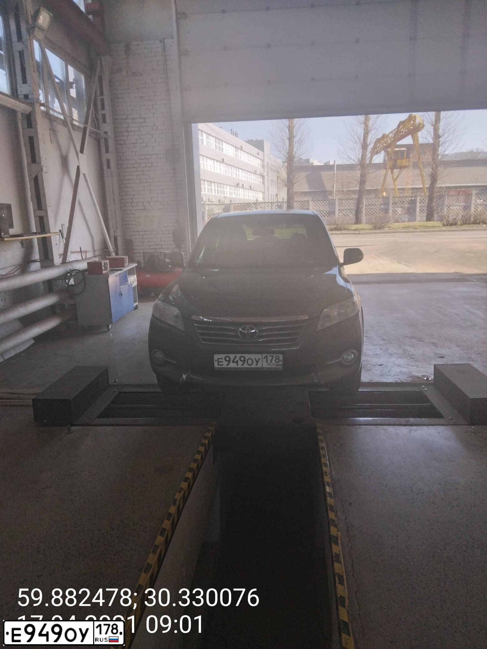 Фото автомобиля TOYOTA RAV4, 2011 — госномер Е949ОУ178. Цвет: БРОНЗОВЫЙ