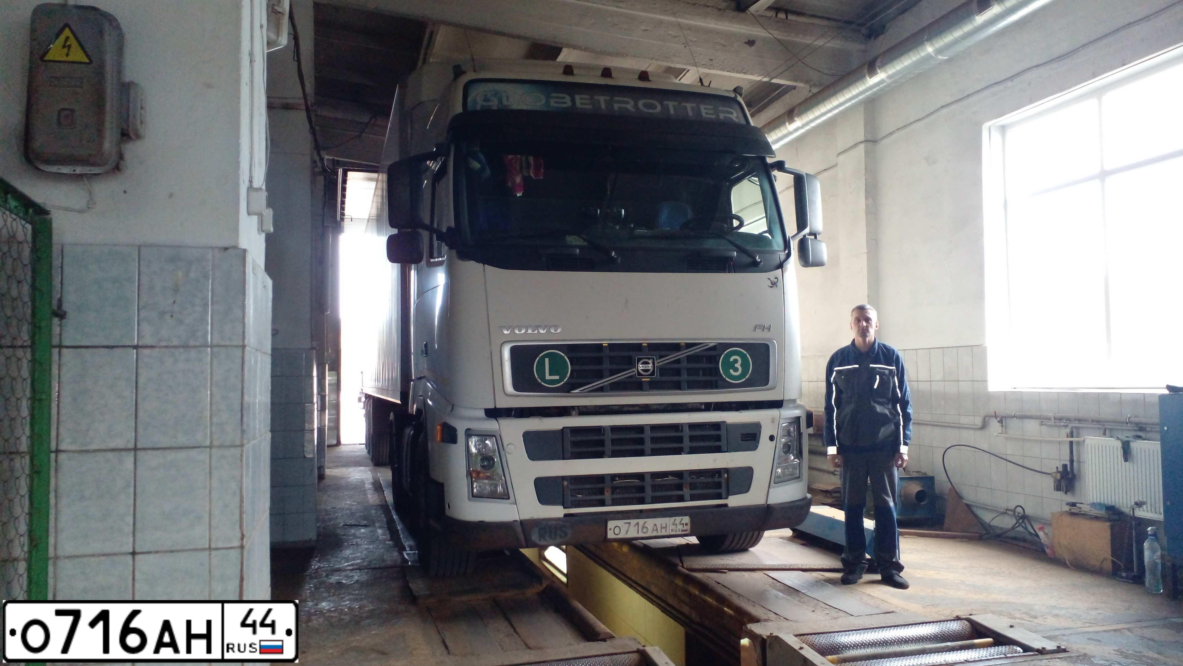 Фото автомобиля VOLVO SERIE FH /4X2/, 2008 — госномер О716АН44. Цвет: БЕЛЫЙ