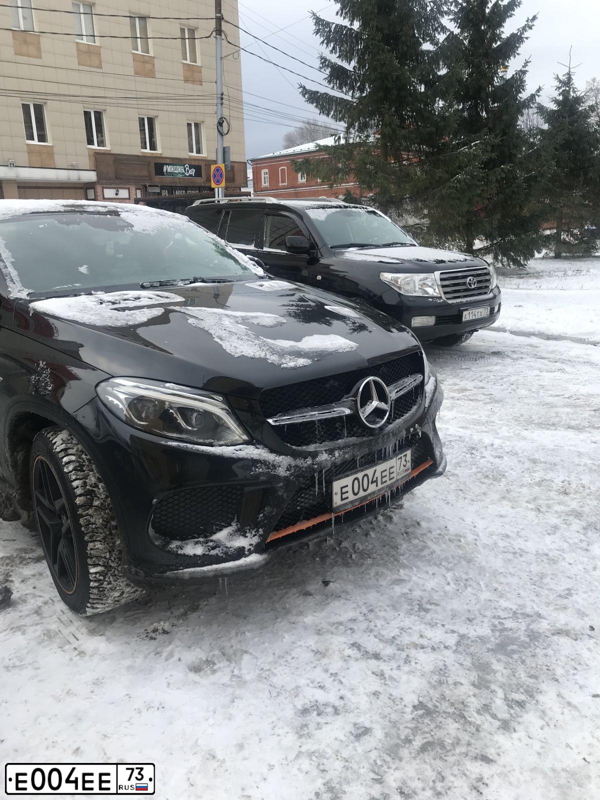 Фото автомобиля MERCEDES GLE-KLASSE, 2017 — госномер Е004ЕЕ73. Цвет: ЧЕРНЫЙ