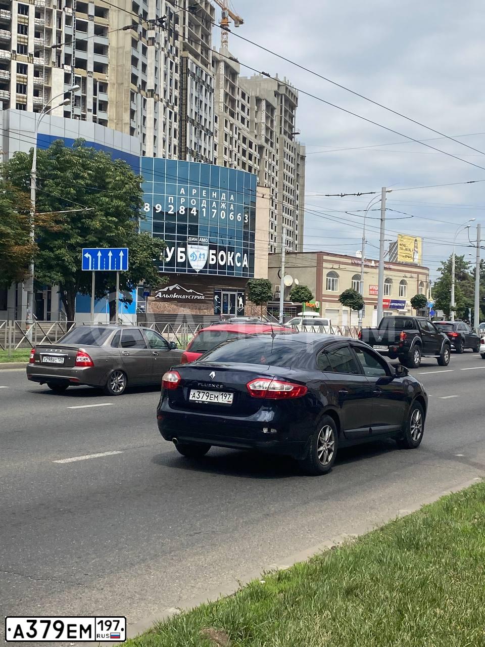 Фото автомобиля RENAULT FLUENCE, 2010 — госномер А379ЕМ197. Цвет: СИНИЙ