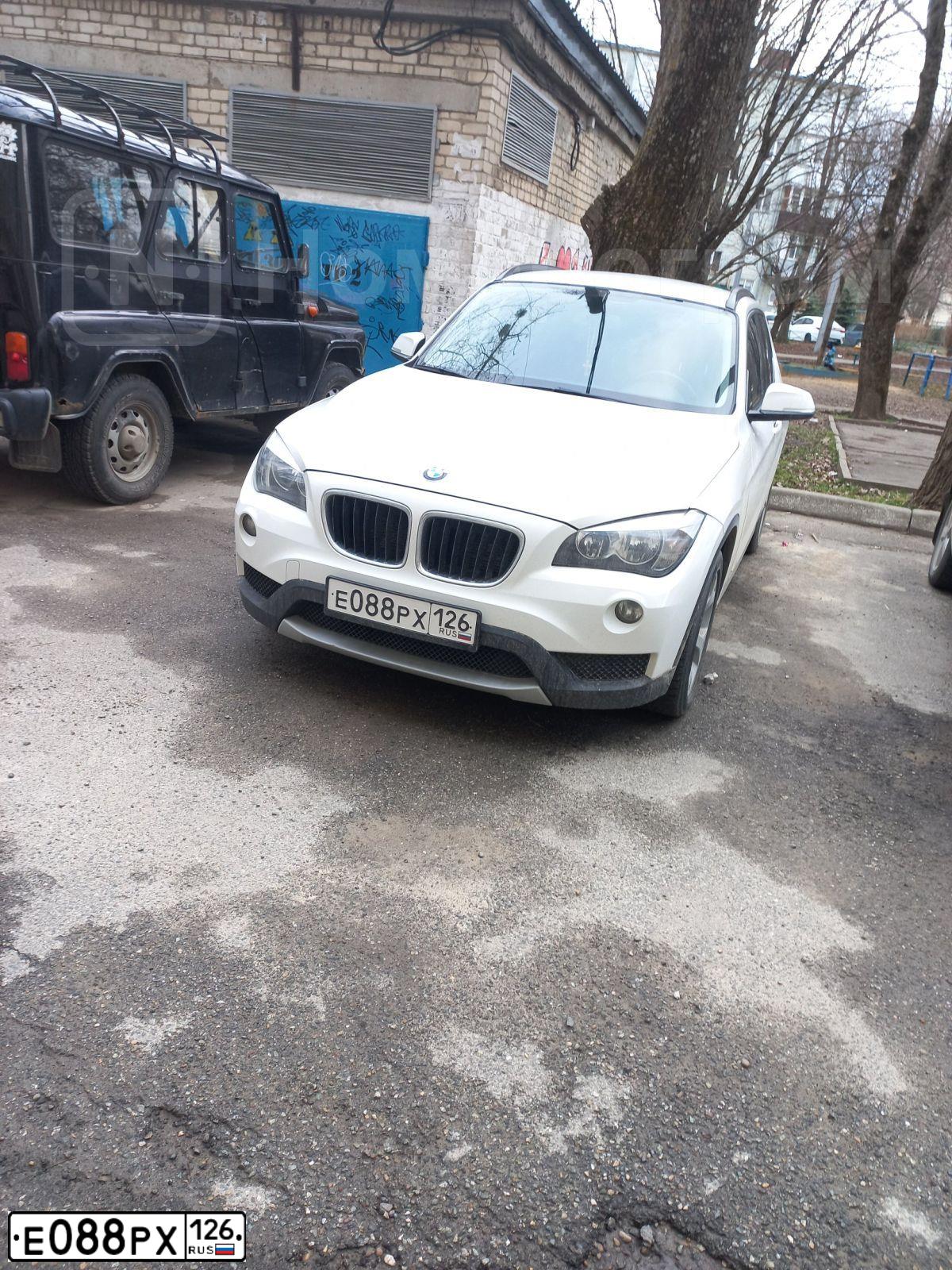 Фото автомобиля BMW X1, 2013 — госномер Е088РХ126. Цвет: Белый