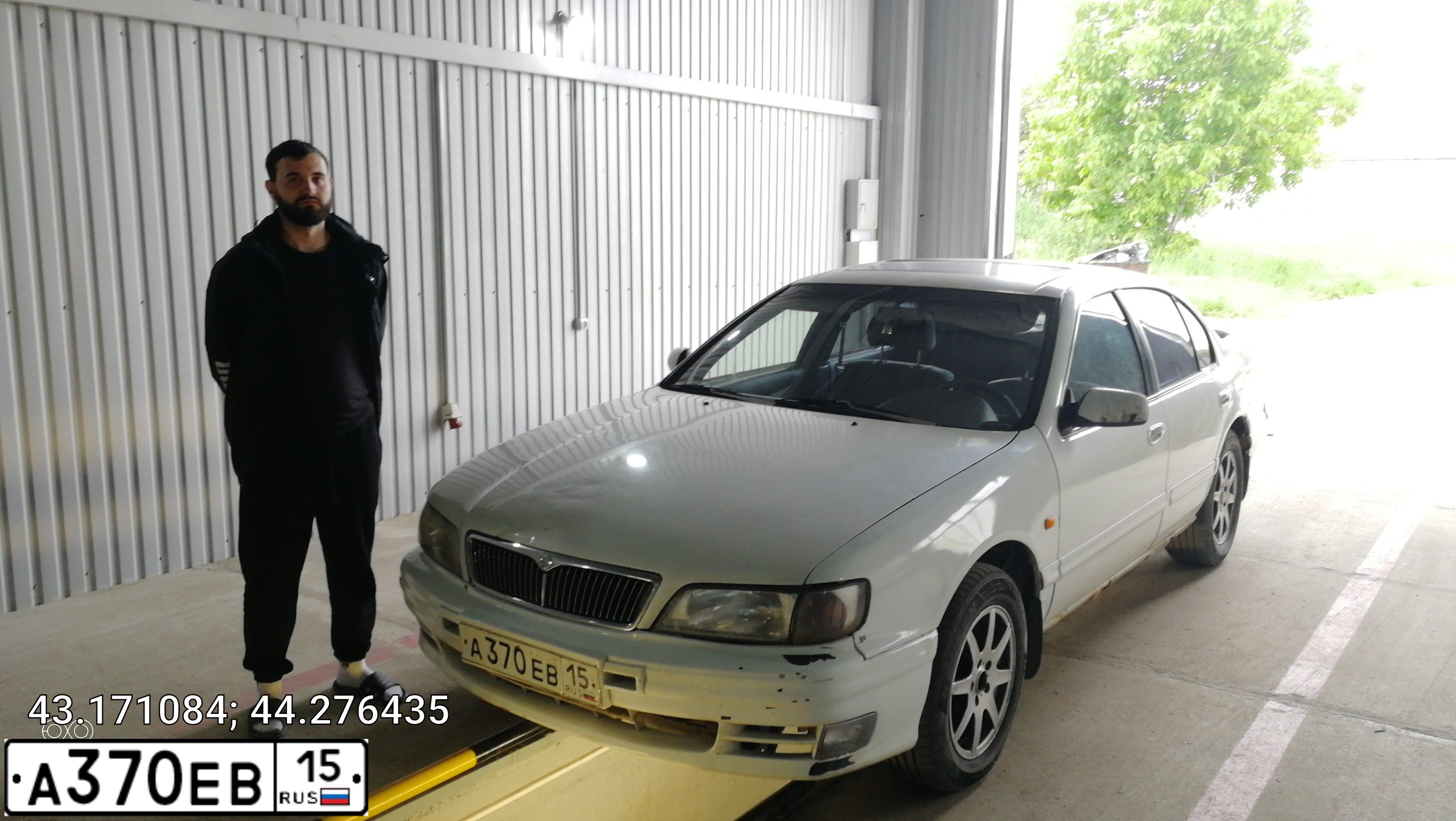 Фото автомобиля NISSAN MAXIMA, 2000 — госномер А370ЕВ15. Цвет: БЕЛЫЙ