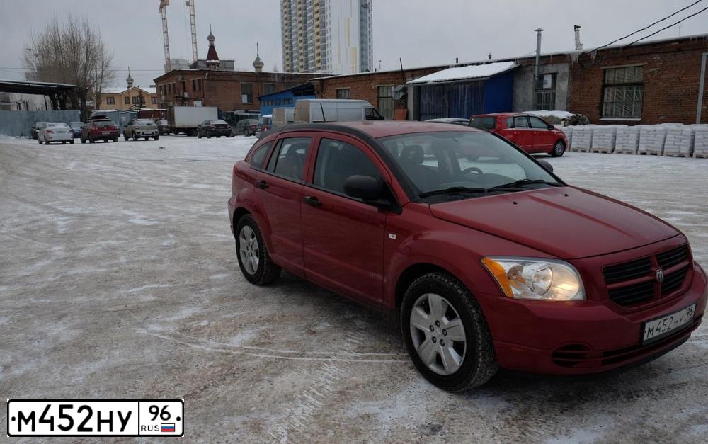 Фото автомобиля DODGE CALIBER, 2008 — госномер Х200ЕС138. Цвет: Красный