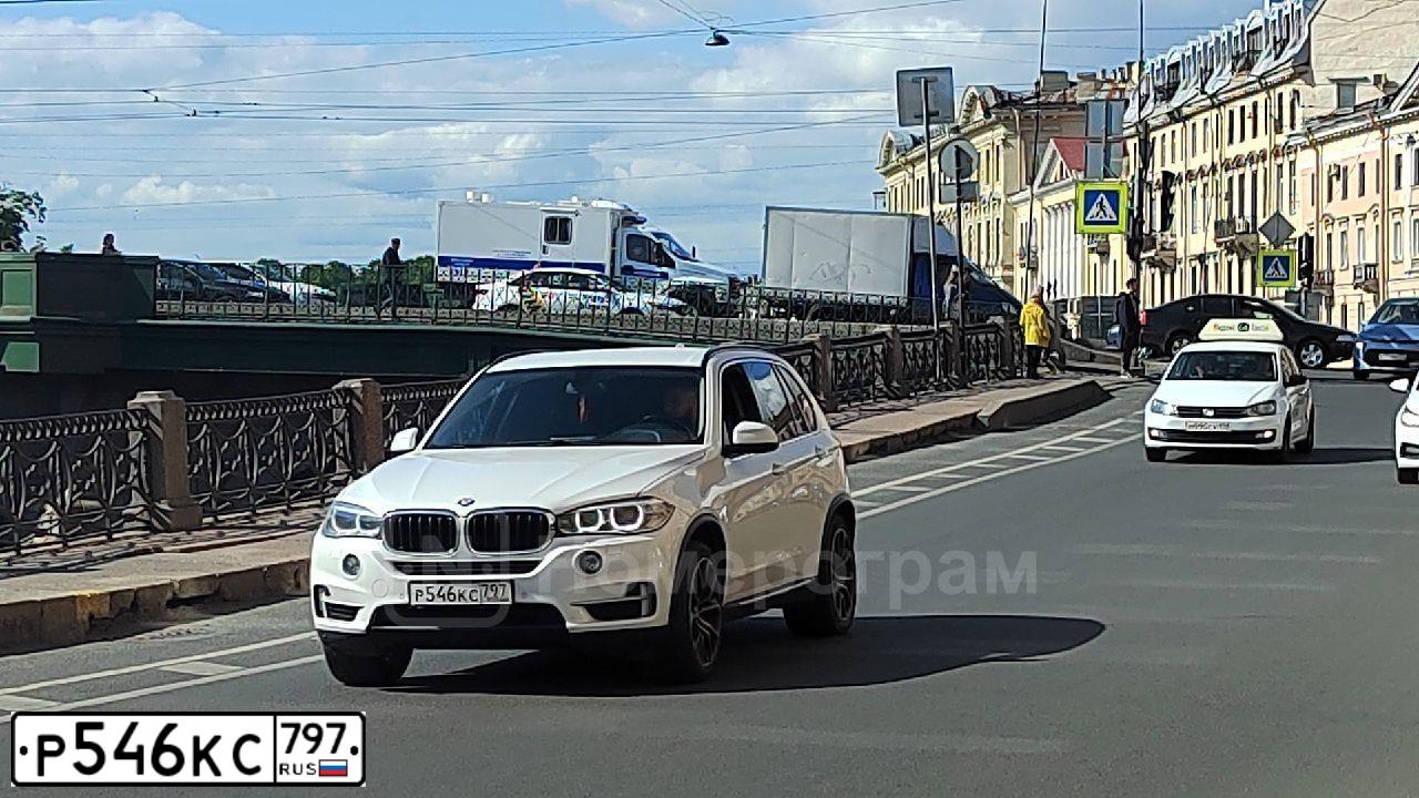 Фото автомобиля BMW X5, 2014 — госномер Р546КС797. Цвет: БЕЛЫЙ МЕТАЛЛИК