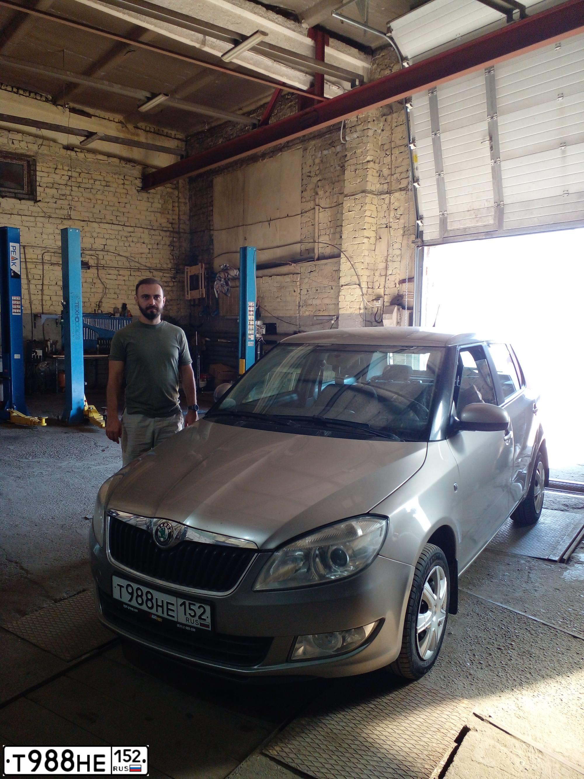 Фото автомобиля SKODA FABIA, 2012 — госномер Т988НЕ152. Цвет: СЕРЫЙ